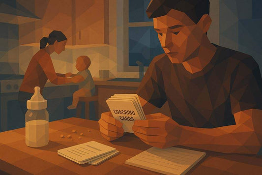 Ein Elternteil blättert am Küchentisch durch ein Coaching Kartenset, während im Hintergrund das Kind spielt. Illustration im Low-Poly-Stil mit Fokus auf Alltagssituationen junger Familien.