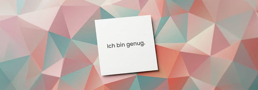 Weiße Karte mit Affirmation auf geometrischem Low-Poly-Hintergrund – nextyou Affirmationskarten für Frauen