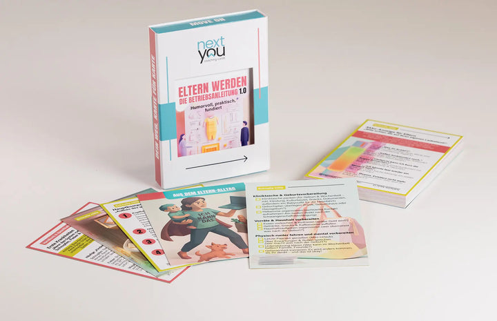 Produktfoto des NextYou Kartensets „Eltern werden – Die Betriebsanleitung 1.0“ mit Box und ausgelegten Coaching-Karten zu Geburt, Vorbereitung und humorvollen Elternmomenten.