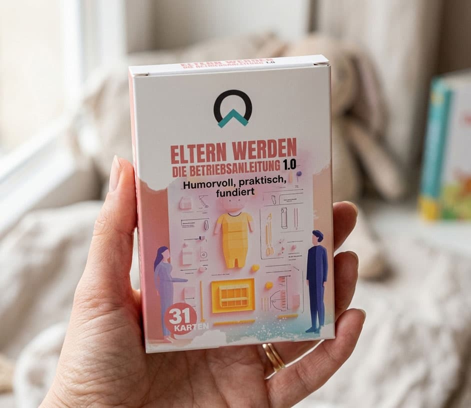 Eltern werden – Die Betriebsanleitung Kartenset von nextyou in der Hand gehalten – humorvolles und praktisches Kartenset für werdende Eltern mit Alltagstipps, Reflexionsfragen und Unterstützung rund um Schwangerschaft, Geburt und erstes Baby