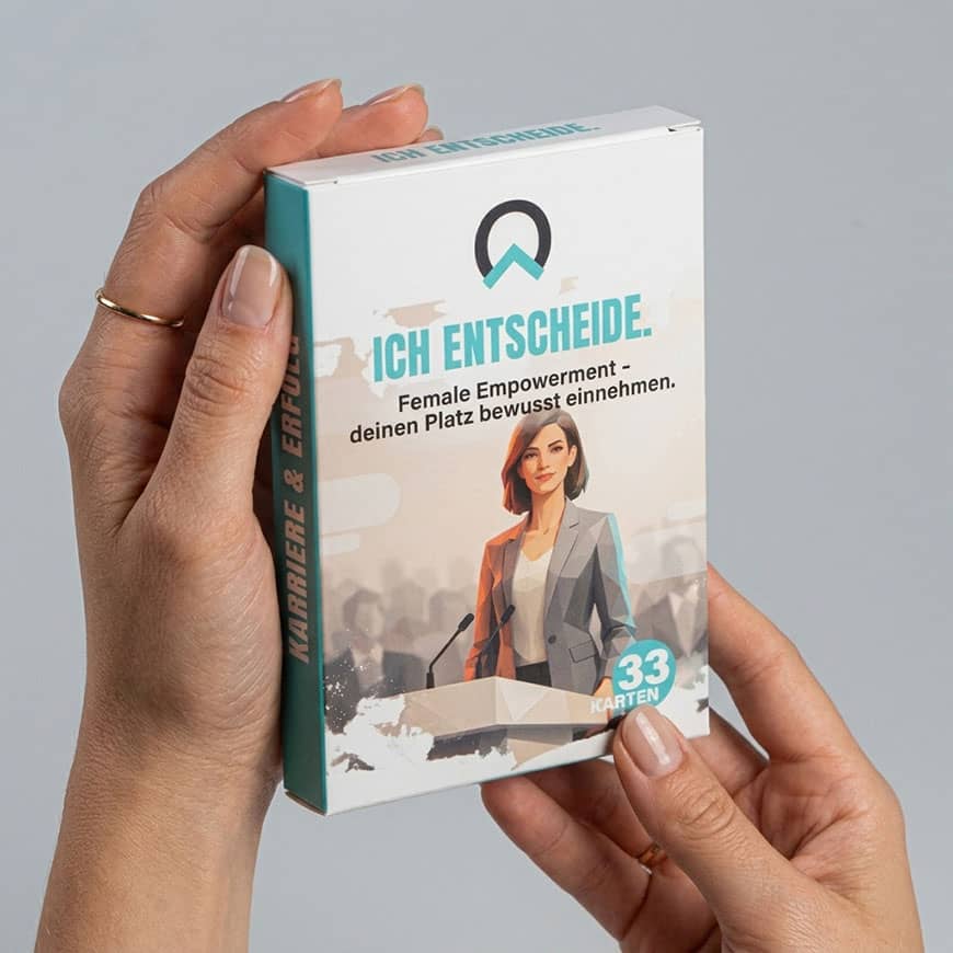 Female Empowerment Kartenset „Ich entscheide“ in weiblichen Händen als inspirierendes Tool für Selbstbestimmung, Selbstvertrauen und persönliche Entwicklung im Alltag