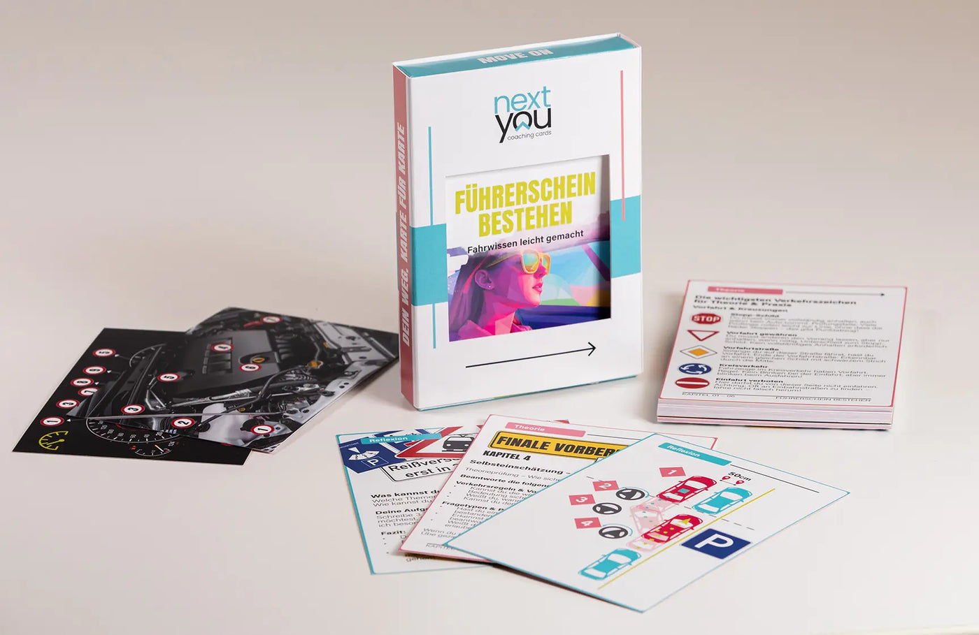 NextYou Kartenset „Führerschein bestehen“ mit Box und ausgelegten Lernkarten zu Verkehrsregeln, Theorie, Motorraum-Check und praktischen Prüfungstipps.