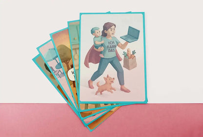 Fächer aus 5 lustigen Eltern-Comic-Postkarten, vorne die Power-Mama mit Kind und Laptop – witzige Geschenkidee für Eltern mit Humor