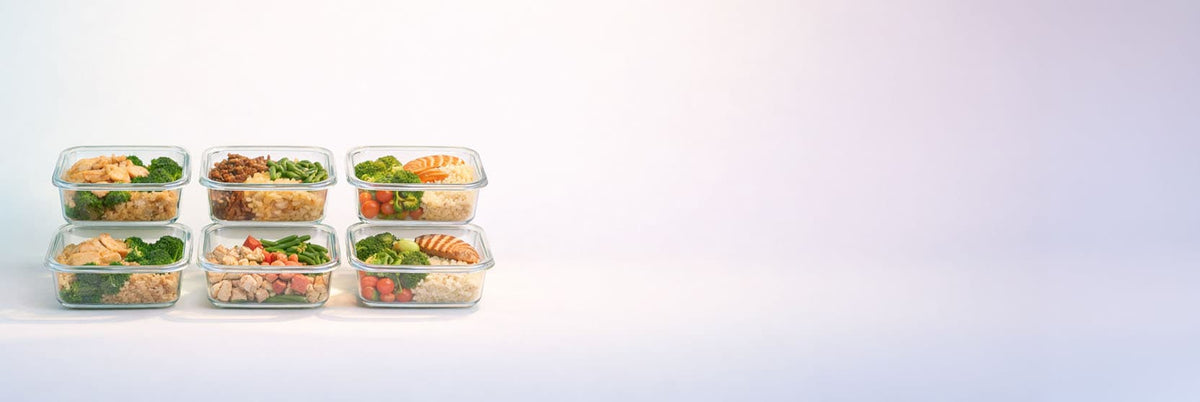 Meal prep für Familienalltag mit Baby, vorbereitete gesunde Mahlzeiten in Boxen, strukturierte Ernährung zur Entlastung im Alltag