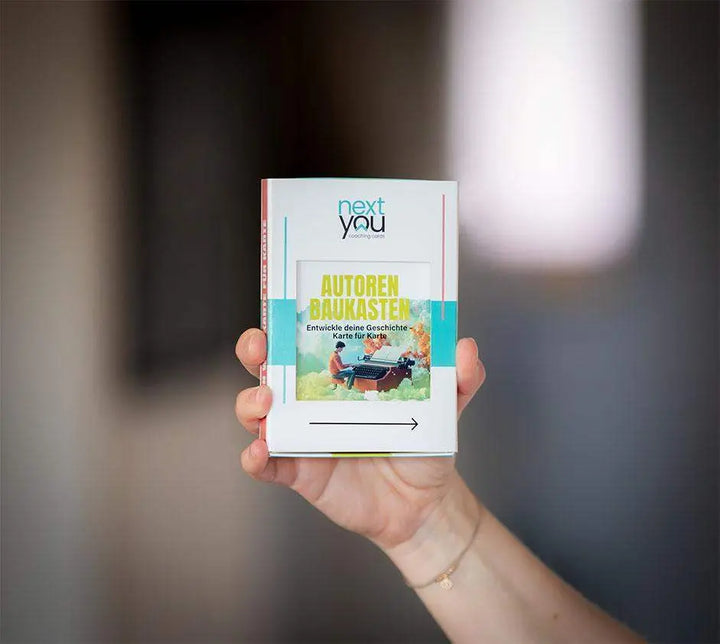 Das NextYou Kartenset „Autoren Baukasten – Entwickle deine Geschichte Karte für Karte“ wird in einer Hand präsentiert – bereit für kreative Ideen. Die kompakte Box enthält Theorie, Aufgaben und kreative Impulse, die Schritt für Schritt beim Schreiben helfen. Perfekt für alle, die endlich ihre eigene Geschichte aufs Papier bringen wollen – klar strukturiert und inspirierend.