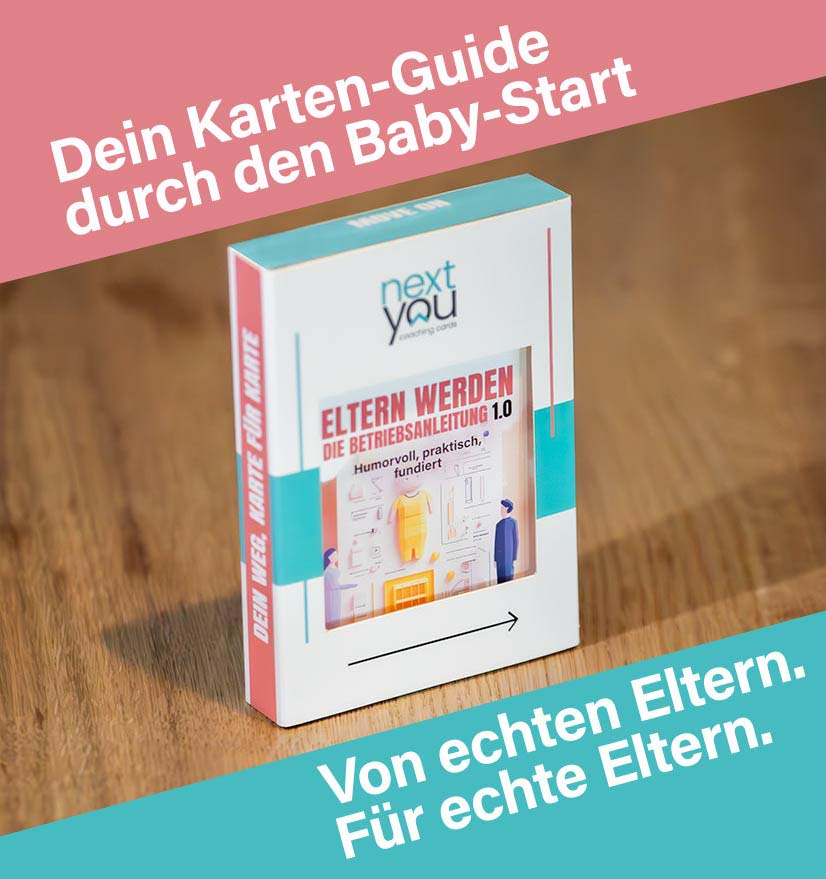 Die Verpackung des NextYou Coaching-Sets „Eltern werden – Die Betriebsanleitung 1.0“: Ein stilvoll gestalteter Karton mit 27 Karten für junge Eltern. Entwickelt von echten Eltern für echte Eltern, bietet das Set hilfreiche Impulse und strukturierten Support für die ersten Monate mit Kind.