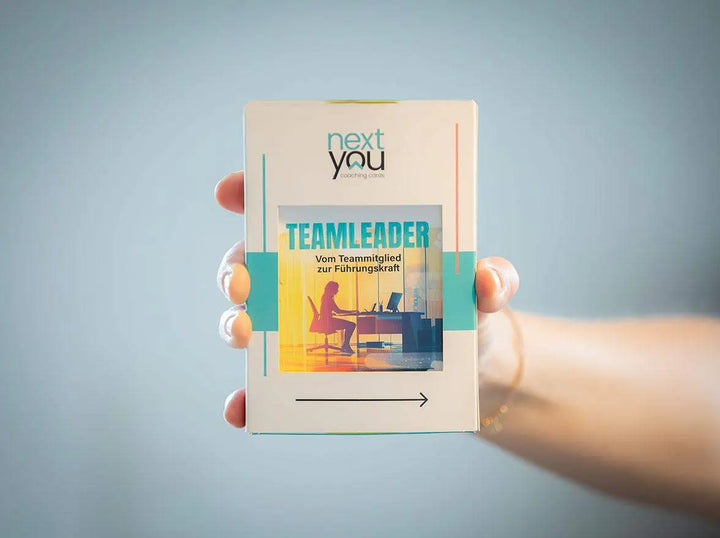 Das NextYou Kartenset „Teamleader – vom Teammitglied zur Führungskraft“ wird in einer Hand präsentiert – bereit für den nächsten Karriereschritt. Die kompakte Box steht für praktische Führungskompetenz, klares Mindset und persönliche Weiterentwicklung. Ideal für alle, die Verantwortung übernehmen und ihr Team erfolgreich führen wollen.