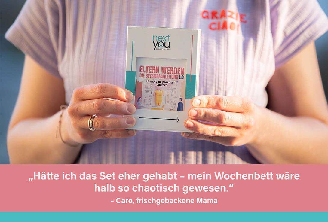 Eine Nutzerin hält das Eltern-Coaching-Set „Eltern werden – Die Betriebsanleitung 1.0“ in den Händen. Das Set bietet konkrete Unterstützung für die ersten Wochen nach der Geburt und hilft Eltern, das Wochenbett mit mehr Gelassenheit zu erleben – ehrlich, fundiert und alltagstauglich.