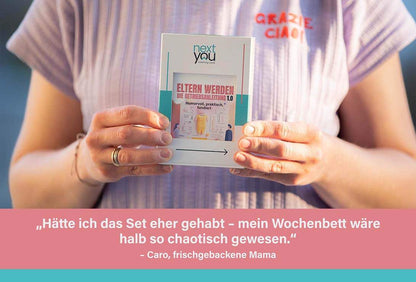 Eine Nutzerin hält das Eltern-Coaching-Set „Eltern werden – Die Betriebsanleitung 1.0“ in den Händen. Das Set bietet konkrete Unterstützung für die ersten Wochen nach der Geburt und hilft Eltern, das Wochenbett mit mehr Gelassenheit zu erleben – ehrlich, fundiert und alltagstauglich.