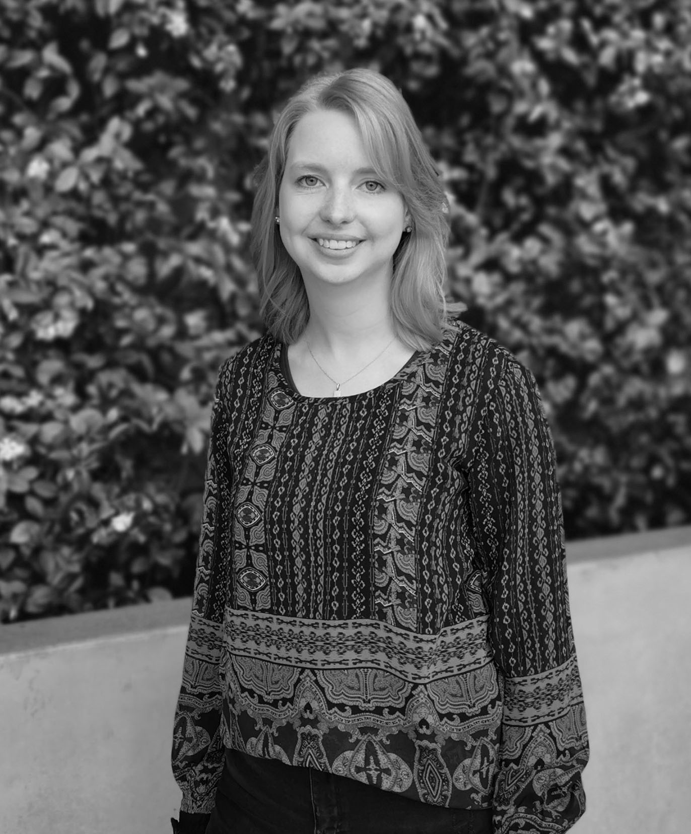 Janina Büschemann – Creative Director bei NextYou Coaching Cards – bringt Herz, Humor und gestalterisches Feingefühl in jedes Kartenset. Sie ist verantwortlich für das inhaltliche Konzept, das Design und die Sprache der Sets – modern, nahbar und mit einem Augenzwinkern. Als kreative Stimme hinter vielen Texten und Ideen verleiht sie NextYou seine persönliche Note. Ihre Vision: Coaching, das Spaß macht und im echten Leben ankommt.