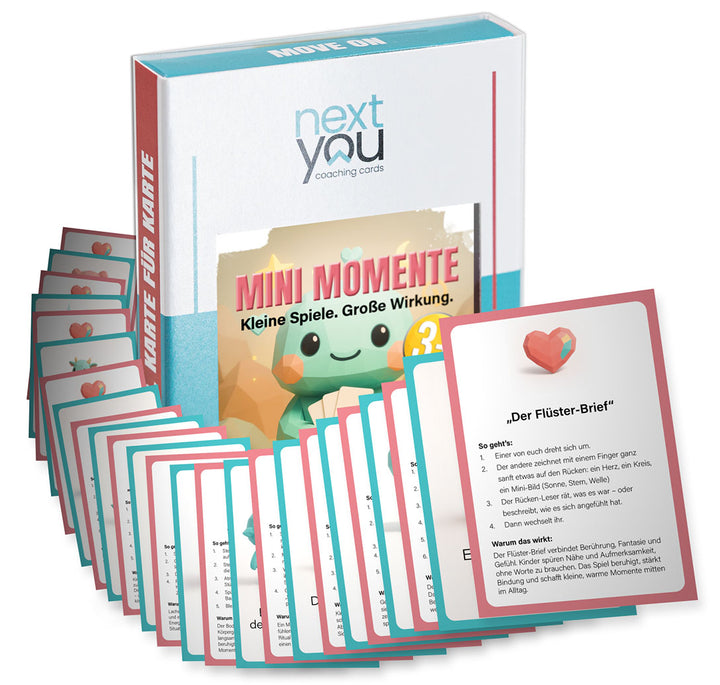 Aufgefächertes Kartenset ‚Mini Momente‘ mit 30 Spielkarten; Box mit Titel ‚Kleine Spiele. Große Wirkung.‘; sichtbare Beispielkarte ‚Der Flüster-Brief‘.