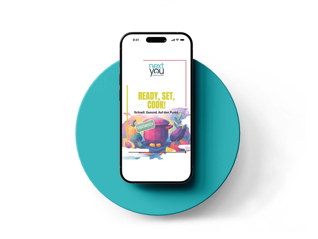 Smartphone-Mockup mit der Titelkarte des Sets ‚Ready, Set, Cook!‘ in buntem Low-Poly-Stil; vegetarischer Hinweis sichtbar; weißer Hintergrund mit türkisem Podest.