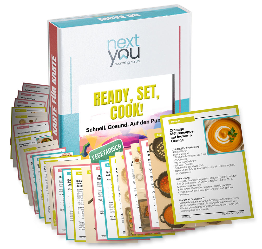 Aufgefächertes Kartenset ‚Ready, Set, Cook!‘ mit 37 vegetarischen Rezept- und Ernährungskarten; Box im Hintergrund; sichtbare Beispielkarte mit Möhrensuppen-Rezept.