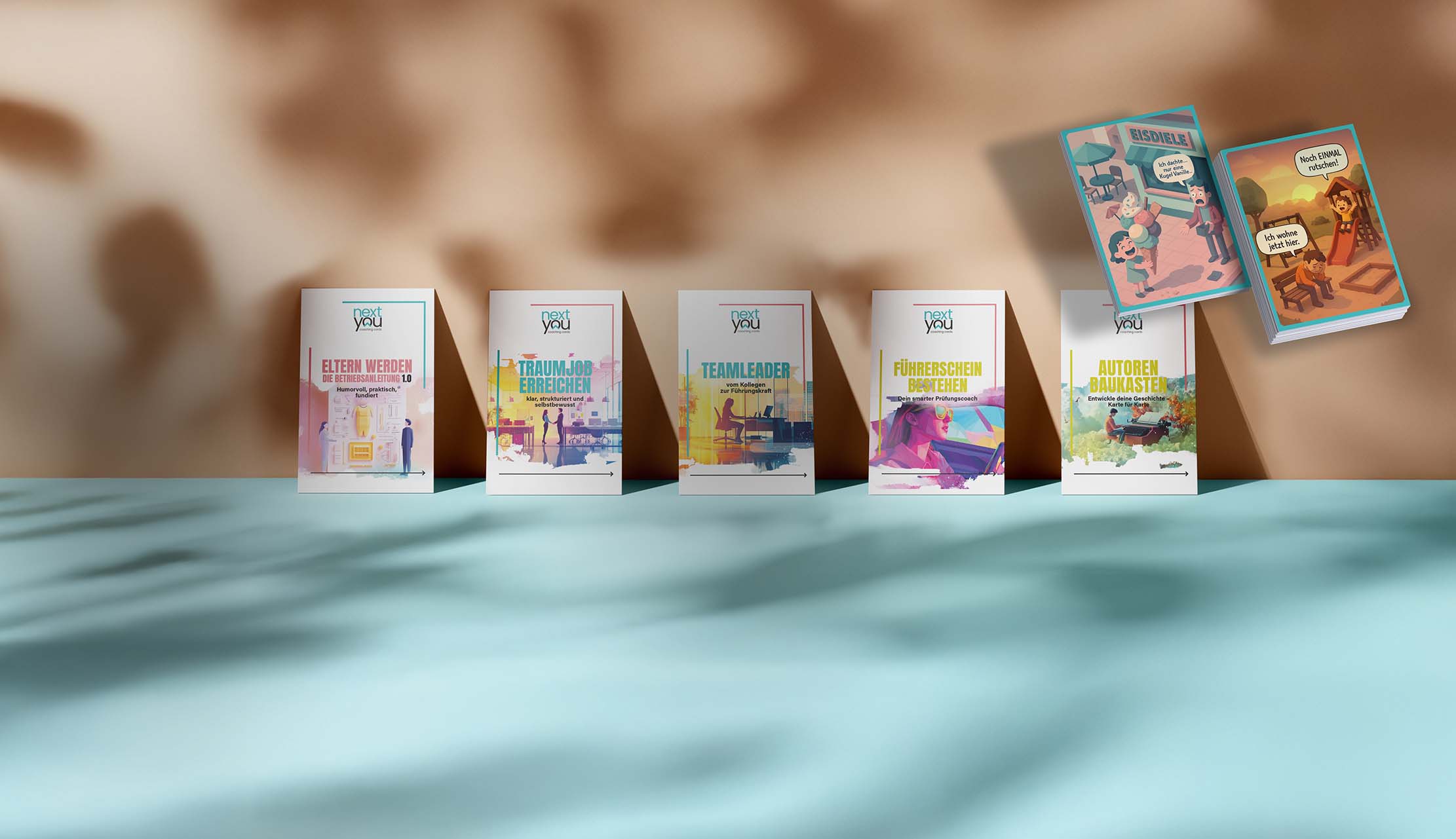 Banner mit allen NextYou Coaching-Kartensets – inklusive Comic-Kartenset – auf blau-braunem Hintergrund. Übersichtliches Bild zur Startseite für persönliche Weiterentwicklung, Elternsein und Karriere.